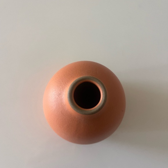 Heath Ceramics Bud Vase in terracotta color, Like New!. Condition is pre-loved. - Picture 3 of 3